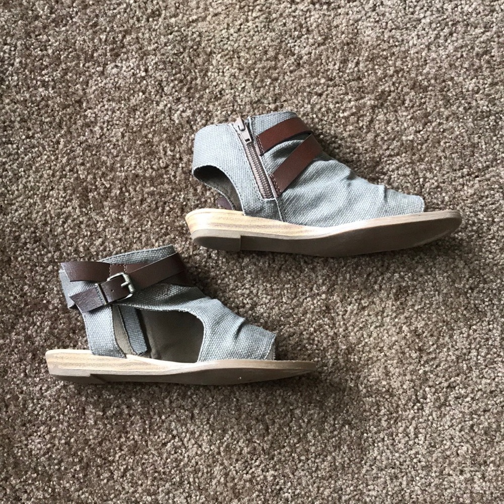 💜 4/$16 LIKE NEW GIRLS SANDALS